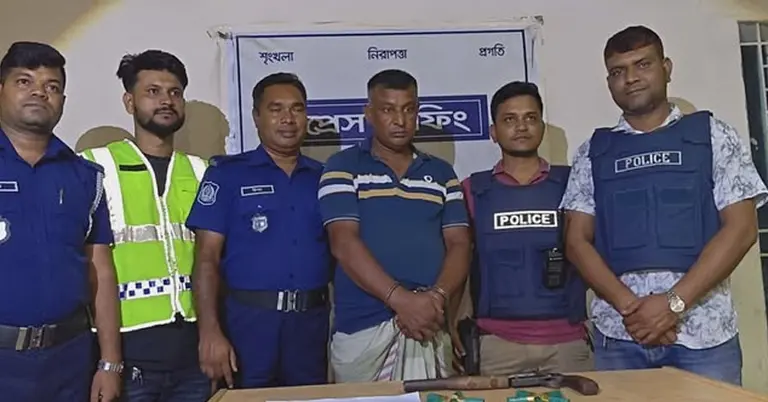 আটককৃত পুলিশের কাছে হেফাজতে আছে